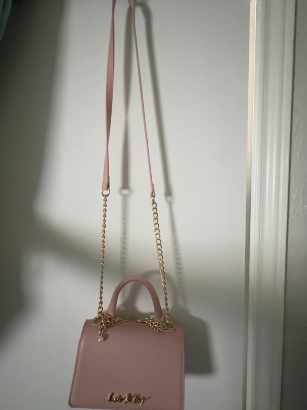 Elegant Pink Shoulder Bag with Gold Chain Accentoink